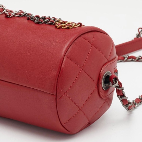 Chanel 
New Calfskin Chain 20s Signature Bowling Bag Red. Written in chain. - Picture 4 of 11